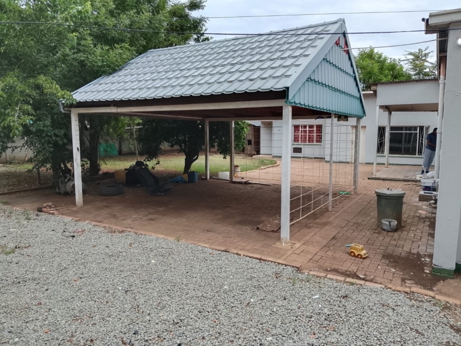 5 Bedroom Property for Sale in Roosheuwel North West